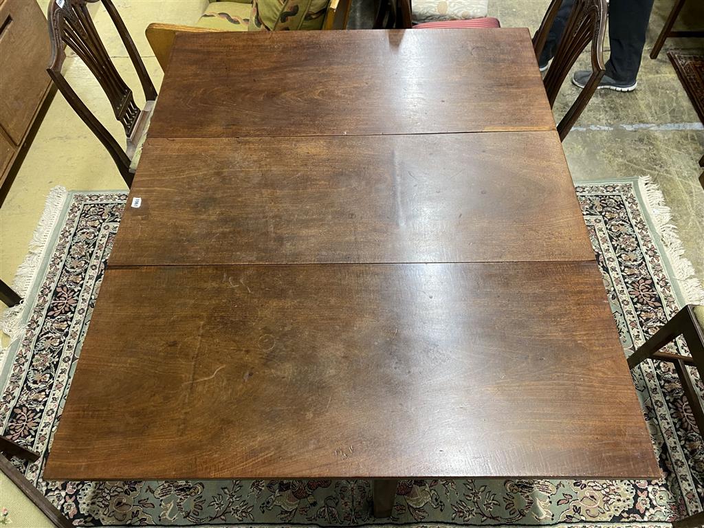 A George III mahogany drop leaf dining table, 138cm extended, depth 115cm, height 70cm
